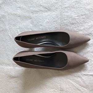 Stuart weitzman laney gray textured point toe heels.